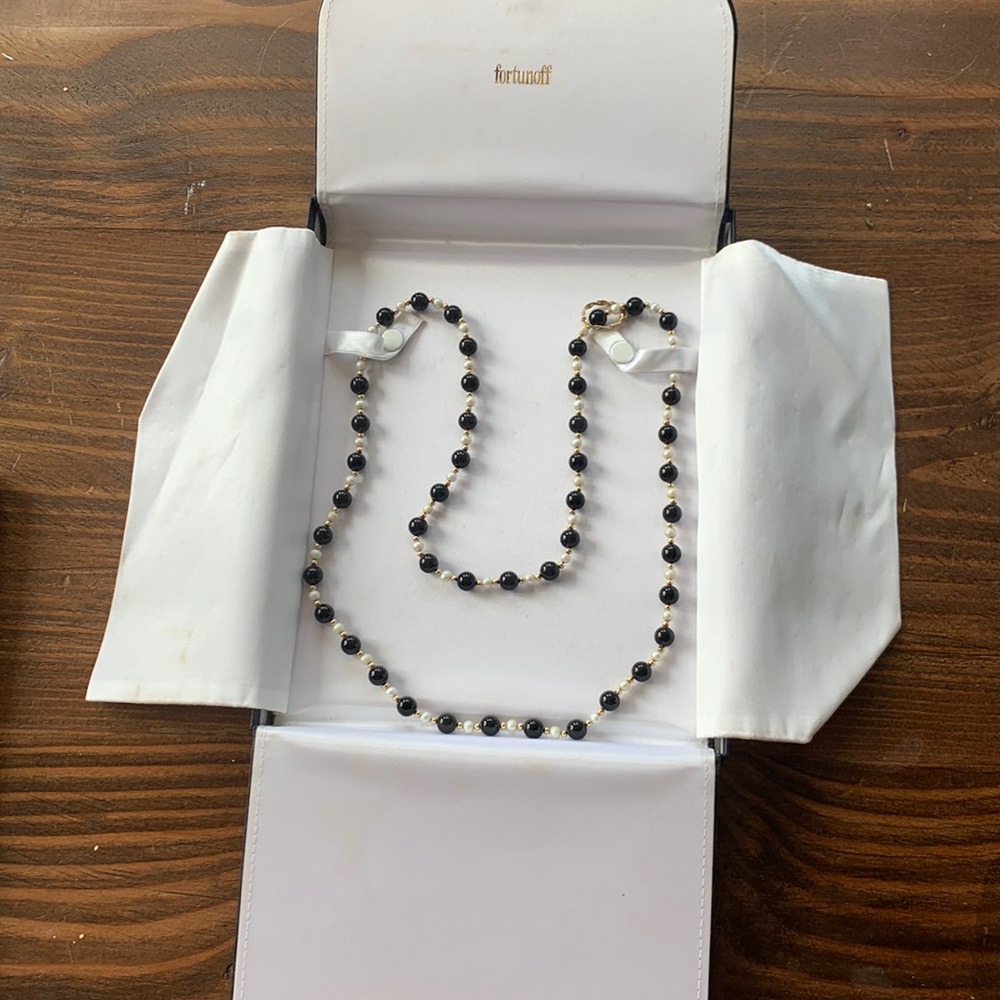 FORTUNOFF Vintage 14K Gold Genuine white and black Pearl necklace + Original Box